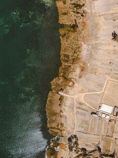 俯瞰海岸边的建筑与自然