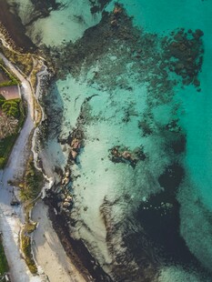 俯瞰清澈海边美丽景致