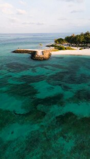 碧海蓝天中的美丽海岛