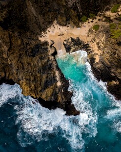 海岸边的蓝绿色海水景观