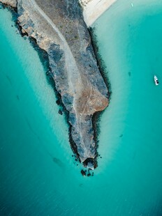 俯瞰碧海环绕的狭长陆地