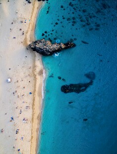 俯瞰美丽海滩与海中礁石