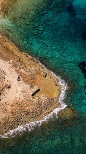 俯瞰海边沙滩与碧蓝海水