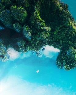 俯瞰碧海环绕的葱郁岛屿