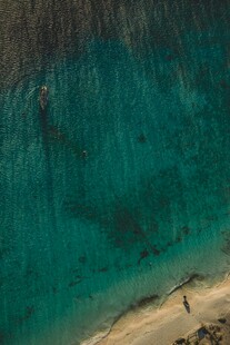俯瞰清澈海水与沙滩