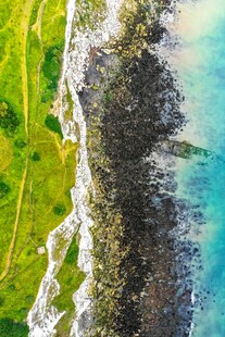 海岸线上的碧海绿野风光