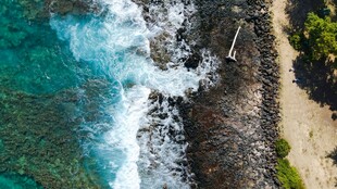 俯瞰碧蓝海岸与礁石