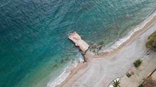 俯瞰海边栈桥与沙滩