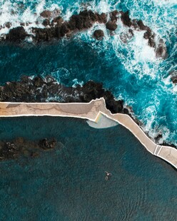 海边蜿蜒延伸的防波堤