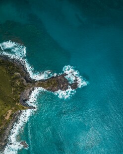 俯瞰碧海与嶙峋海岸