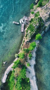海岸翠绿景致俯瞰图