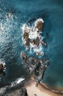 俯瞰蔚蓝大海中的礁石