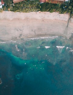 俯瞰美丽的海滩与碧蓝海水