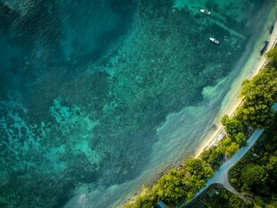俯瞰碧海绿岸美丽景致