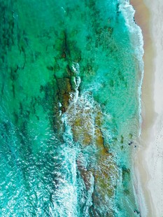俯瞰碧蓝海浪拍打沙滩