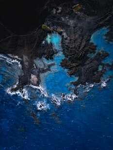 俯瞰蓝色海洋与黑色礁石