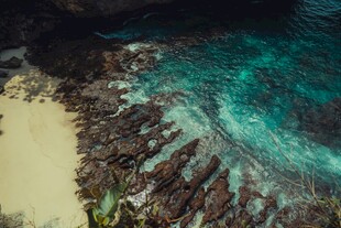 海岸边的礁石与碧蓝海水