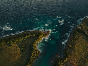 俯瞰海岸礁石与碧蓝海水