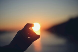 手握夕阳美景