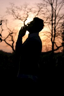 夕阳下男子惬意吸烟剪影