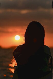 夕阳下的孤独背影
