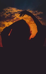 夕阳下的浪漫手势剪影