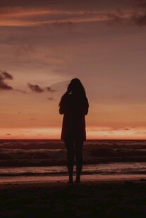 夕阳下海边的孤独身影