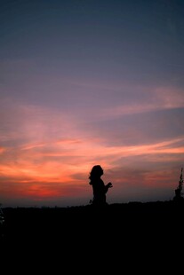 夕阳下的人物剪影