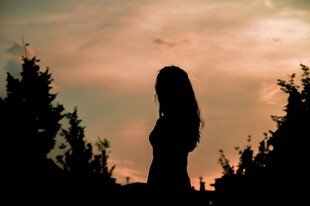 夕阳下的女性剪影