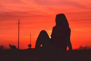 夕阳下的孤独女性剪影