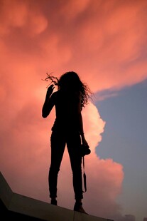 夕阳下的舞者剪影