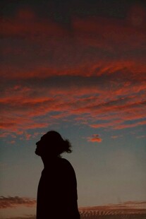 夕阳下的孤独身影
