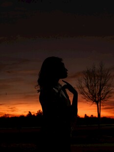 夕阳下的女性剪影