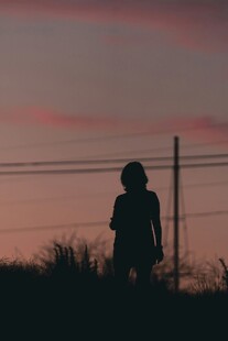 夕阳下的孤独孩童身影