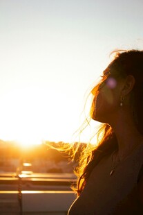 夕阳下的沉思女子