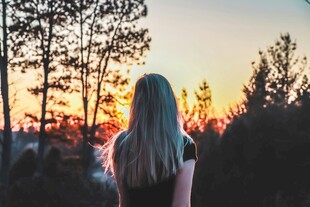 夕阳下的独行者背影