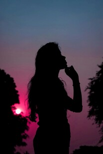 夕阳下女子剪影