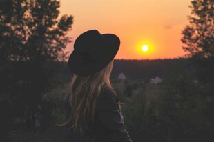 夕阳下的独行女子