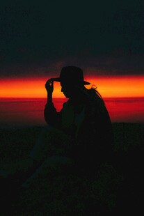 夕阳下的摄影者剪影