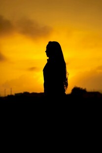 夕阳下的女性剪影