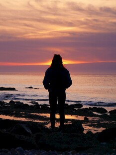 夕阳下海边的孤独身影