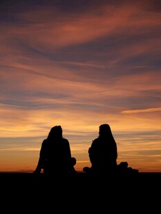 夕阳下的两人剪影