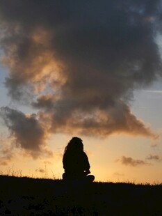 夕阳下的孤独身影