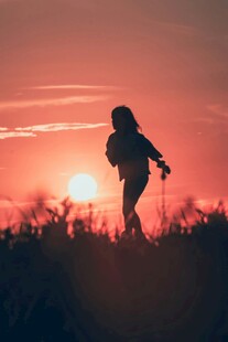夕阳下的独行者