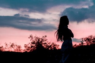 夕阳下的女子剪影
