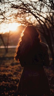 夕阳下漫步的长裙女子