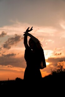 夕阳下舞者的优雅剪影