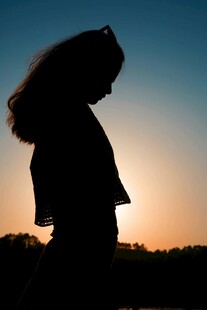 夕阳下的新娘剪影