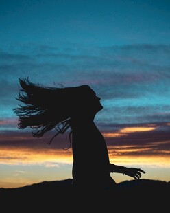 夕阳下的冥想女子