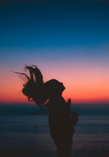 夕阳下舞动的曼妙身影